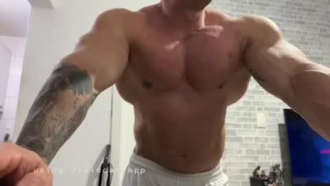 Snapshot of couplemuscle40 chatting on July 3, 2:07 am couplemuscle40 online show from July 3, 2:07 am