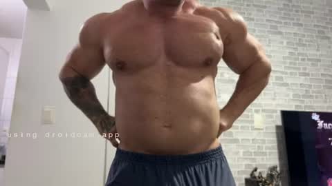 Snapshot of couplemuscle40 chatting on July 11, 12:02 am couplemuscle40 online show from July 11, 12:02 am