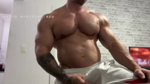 Snapshot of couplemuscle40 chatting on July 13, 9:17 pm couplemuscle40 online show from July 13, 9:17 pm