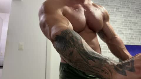Snapshot of couplemuscle40 chatting on July 21, 2:25 am couplemuscle40 online show from July 21, 2:25 am
