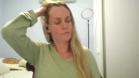 Snapshot of crazyanny chatting on June 17, 12:13 am Anny online show from June 17, 12:13 am