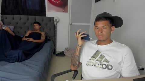 Snapshot of crazzy_master1 chatting on April 6, 9:27 pm crazzy_master1 online show from April 6, 9:27 pm