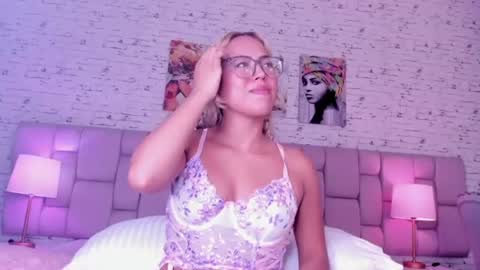 Snapshot of criistybloom chatting on June 9, 8:09 pm CristyBloom online show from June 9, 8:09 pm