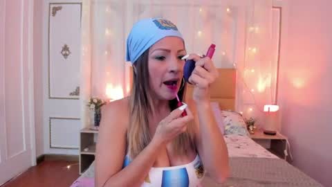 Snapshot of cris_milk chatting on June 16, 7:38 pm Cris Milk online show from June 16, 7:38 pm