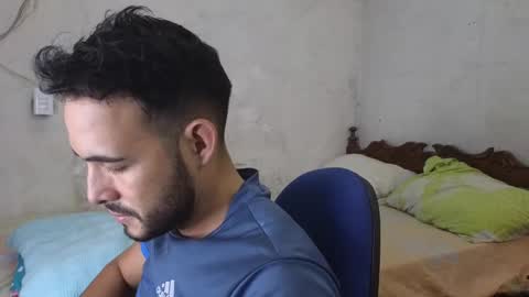 Snapshot of cris_simons chatting on December 4, 4:32 am cris_simons online show from December 4, 4:32 am