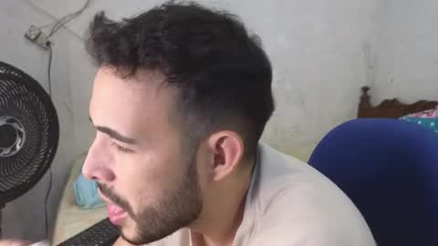 Snapshot of cris_simons chatting on December 6, 12:12 am cris_simons online show from December 6, 12:12 am