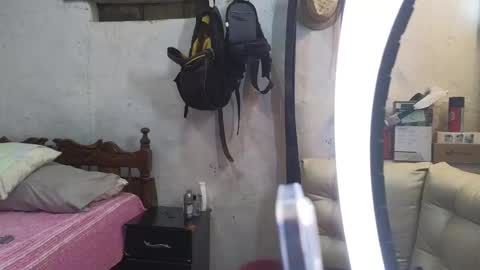 Snapshot of cris_simons chatting on February 19, 12:14 am cris_simons online show from February 19, 12:14 am