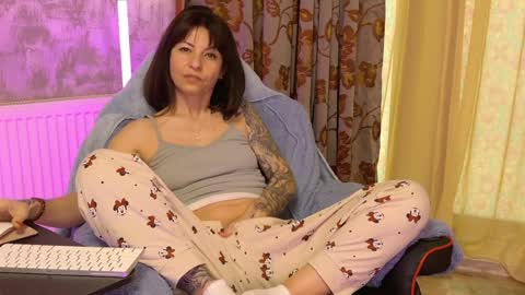 crissy_love online show from April 4, 5:38 am