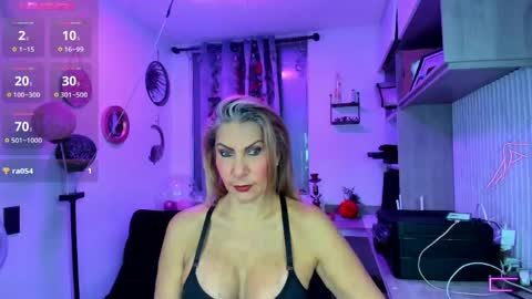 Snapshot of cristalayala_ chatting on May 15, 12:17 am Cristal Ayala online show from May 15, 12:17 am