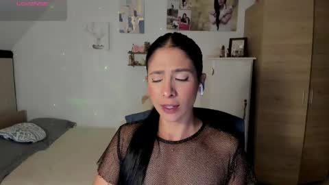 Snapshot of cristamunez chatting on April 19, 3:39 am veronika online show from April 19, 3:39 am