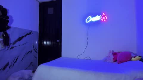  Independent Model online show from December 12, 2:15 am