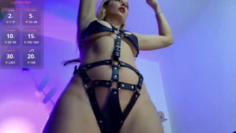 This blondie girl  is waiting for someone very horny to get some fun online show from October 8, 4:37 pm