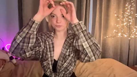 Snapshot of cristinekondo chatting on April 9, 3:17 pm Marry online show from April 9, 3:17 pm