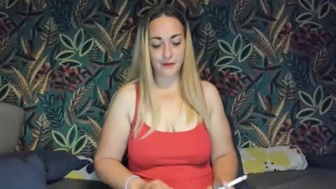 Snapshot of cristinnna chatting on November 2, 5:43 am Cristina online show from November 2, 5:43 am