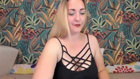 Snapshot of cristinnna chatting on November 18, 7:40 pm Cristina online show from November 18, 7:40 pm