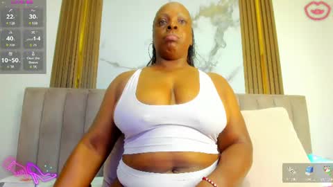 Snapshot of cristinsexy_ chatting on June 14, 10:39 am Cristina online show from June 14, 10:39 am