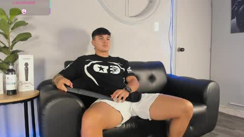 Snapshot of cristopher_strong chatting on April 21, 12:33 pm Cristopher online show from April 21, 12:33 pm