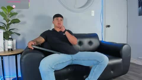 Snapshot of cristopher_strong chatting on April 22, 11:23 am Cristopher online show from April 22, 11:23 am
