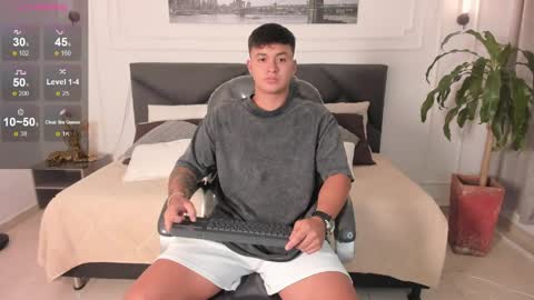 Snapshot of cristopher_strong chatting on May 17, 1:40 pm Cristopher online show from May 17, 1:40 pm