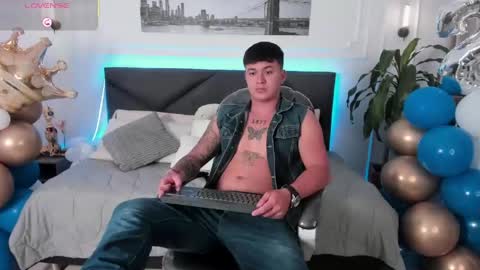 Snapshot of cristopher_strong chatting on May 20, 12:44 pm Cristopher online show from May 20, 12:44 pm