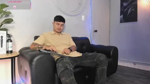 Snapshot of cristopher_strong chatting on May 30, 2:03 pm Cristopher online show from May 30, 2:03 pm