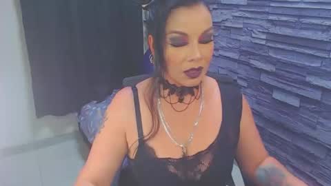 Snapshot of cruela_deviil chatting on October 24, 2:08 am cruela_deviil online show from October 24, 2:08 am