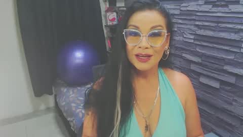 Snapshot of cruela_deviil chatting on November 1, 8:22 pm cruela_deviil online show from November 1, 8:22 pm