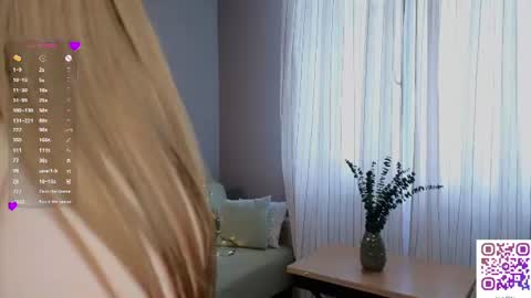 Snapshot of crystaldiva01 chatting on June 11, 5:49 am Diva online show from June 11, 5:49 am