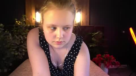 Snapshot of crystallpaws_ chatting on May 24, 5:45 am crystallpaws_ online show from May 24, 5:45 am