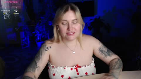 Snapshot of cuddlieschris chatting on December 11, 3:02 am Chris online show from December 11, 3:02 am