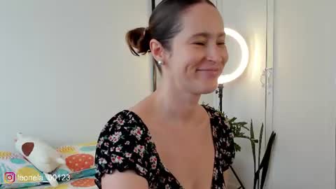 Snapshot of cuddlingbunnny chatting on June 23, 6:28 pm Leonela online show from June 23, 6:28 pm