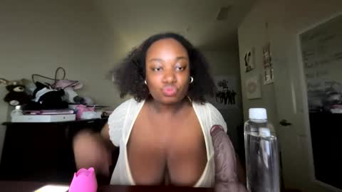 Snapshot of cum4maxsgirl chatting on May 10, 10:37 pm cutiecamgirl 3 online show from May 10, 10:37 pm