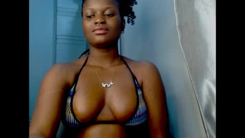 Snapshot of cum_ebony_petitxx chatting on April 26, 8:01 am cath online show from April 26, 8:01 am