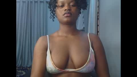 Snapshot of cum_ebony_petitxx chatting on May 6, 7:35 am cath online show from May 6, 7:35 am