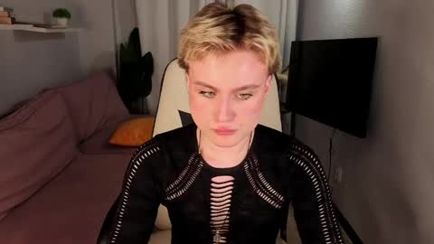 Snapshot of cumboydoll chatting on May 4, 1:18 pm Ellio online show from May 4, 1:18 pm