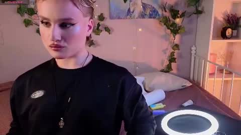 Snapshot of cumboydoll chatting on June 13, 8:51 pm Ellio online show from June 13, 8:51 pm