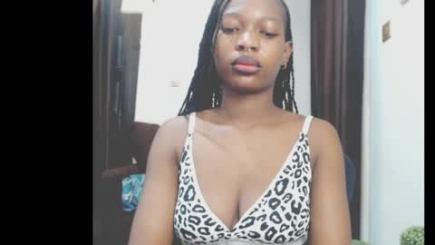 Snapshot of cumebony_petit chatting on April 20, 7:11 am cumebony_petit online show from April 20, 7:11 am