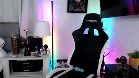 cumguzzlingskank online show from March 7, 1:13 am