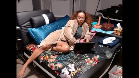 Snapshot of cumplzqueen chatting on April 28, 2:49 am Nia Reese online show from April 28, 2:49 am
