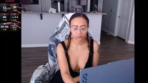 Snapshot of cumplzqueen chatting on June 11, 9:02 pm Nia Reese online show from June 11, 9:02 pm