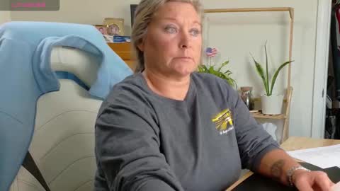 Snapshot of curiouscouple3143 chatting on January 5, 6:00 pm curious couple online show from January 5, 6:00 pm