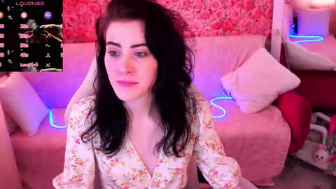 Snapshot of curleyblueeyes chatting on March 25, 2:01 pm curleyblueeyes online show from March 25, 2:01 pm