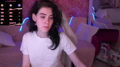 Snapshot of curleyblueeyes chatting on March 27, 2:17 pm curleyblueeyes online show from March 27, 2:17 pm