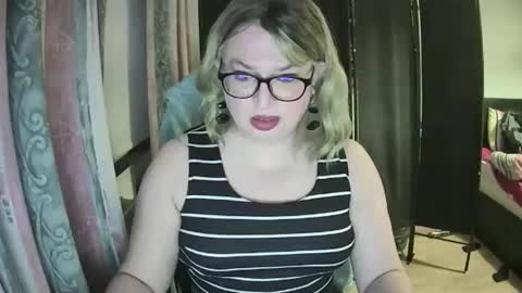 Snapshot of curleyshirley chatting on April 17, 8:34 pm Shirley online show from April 17, 8:34 pm