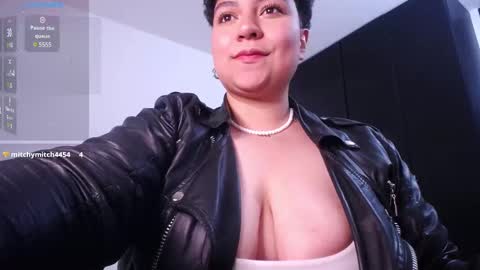Snapshot of curly_cam_queen chatting on December 12, 4:59 am Bruna  online show from December 12, 4:59 am