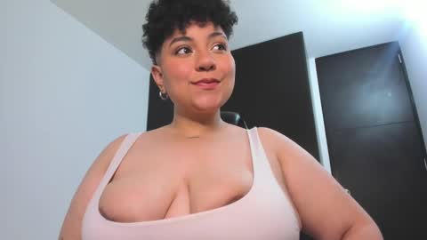 Snapshot of curly_cam_queen chatting on January 16, 3:34 am Bruna  online show from January 16, 3:34 am