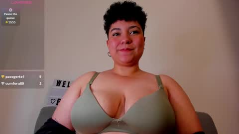 Snapshot of curly_cam_queen chatting on January 24, 8:11 pm Bruna  online show from January 24, 8:11 pm