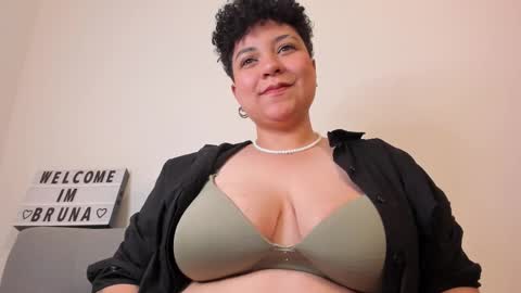 Snapshot of curly_cam_queen chatting on February 8, 5:08 am Bruna  online show from February 8, 5:08 am