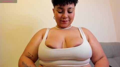 Snapshot of curly_cam_queen chatting on March 2, 3:02 am Bruna  online show from March 2, 3:02 am