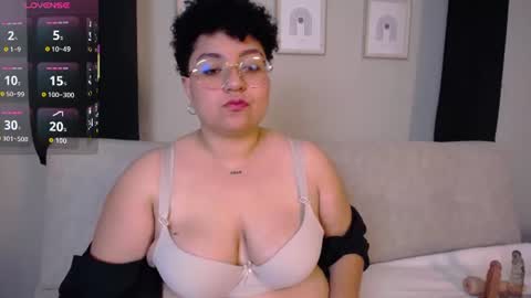 Snapshot of curly_cam_queen chatting on July 18, 10:57 pm Bruna online show from July 18, 10:57 pm